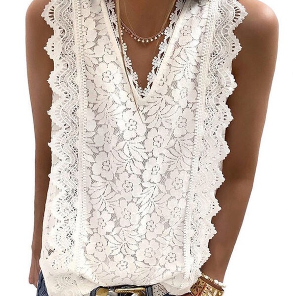 HP💝Stunning Lace Vneck sleeveless blouse in white - Picture 3 of 4